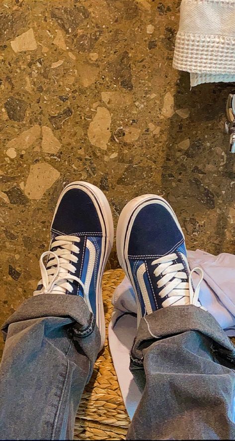 Blue Vans Aesthetic, Vans Old Skool Aesthetic, Blue Vans Outfit, Vans Shoes Aesthetic, Vans Old Skool Outfit, Vans Old School Shoes, Vans Shoes Outfit, Casual Vacation Outfits, Vans Aesthetic