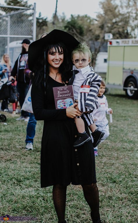 Baby Beetlejuice, Mother Son Halloween Costumes, Beetlejuice And Lydia, Boys Halloween Costumes Diy, Costumes Unique, Family Themed Halloween Costumes, Toddler Boy Halloween Costumes, Mom Halloween Costumes