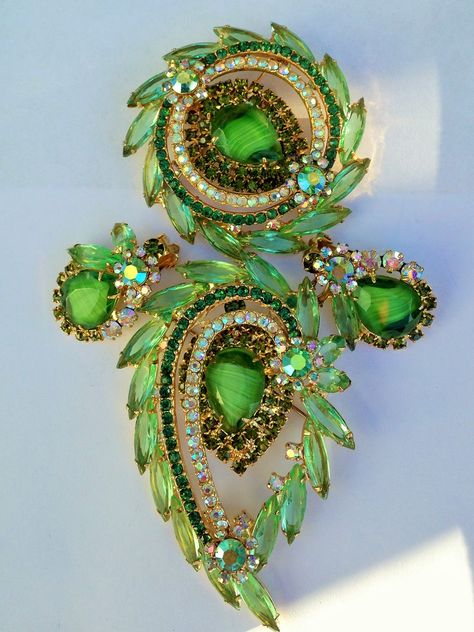 Juliana Jewelry, Vintage Rhinestone Jewelry, Vintage Jewlery, Antique Brooches, Green With Envy, Vintage Jewels, Rhinestone Jewelry, Art Deco Jewelry, Vintage Rhinestone