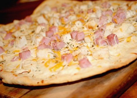 Pizza blanca con salsa Alfredo, receta paso a paso Pizza Blanca, Pasta Italiana, White Pizza, Chicken Cordon, Leftover Ham, Chicken Cordon Bleu, Alfredo Sauce, Cannoli, Hawaiian Pizza