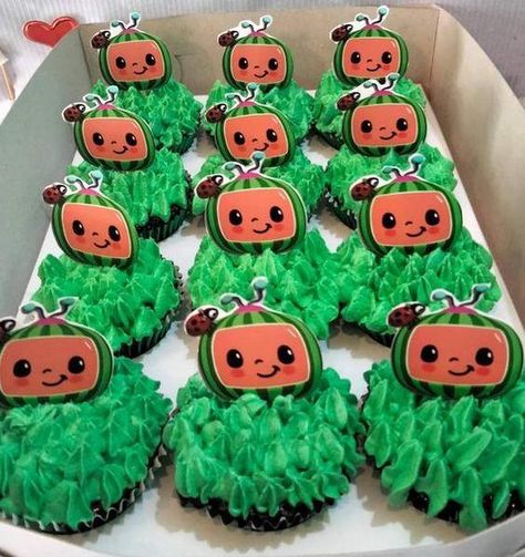 25 Cocomelon Cupcakes Ideas for Children Party Cocomelon Cupcake Ideas, Coco Melon Cupcakes, Cupcake Cocomelon, Cocomelon Sheet Cake, Cocomelon Birthday Cake Boy, Cocomelon Cupcakes, Cocomelon Theme Cake, Cocomelon Birthday Cake, Festa Cocomelon