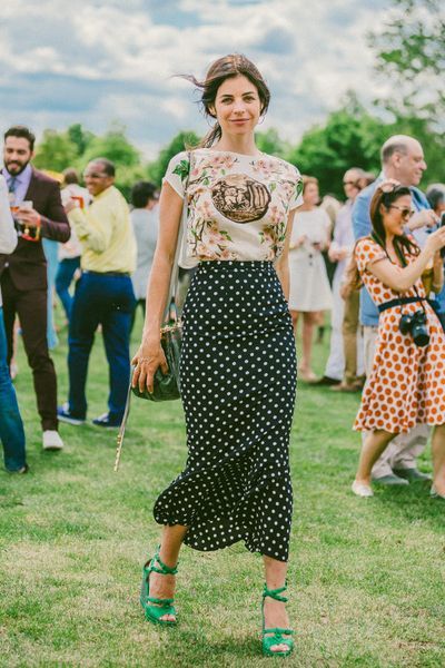 Pattern Mixing // #streetstyle How To Style Polka Dot Skirt, Poka Dot Skirt, Green Polka Dot Skirt Outfit, Polka Dot Skirt Outfit Summer, Polka Dots Skirt Outfit, Black Polka Dot Skirt Outfit, Polka Dot Midi Skirt Outfit, Polka Dot Street Style, Polo Match Outfit