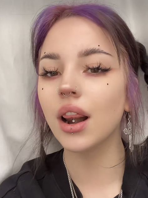 Face Pirsing, Lip Piercing Small Lips, Vertical Labret Small Lips, Lip Piercing Scar, Aesthetic Piercings Face, Dainty Face Piercings, Middle Lip Piercing, Tomboy Makeup, Body Modification Piercings