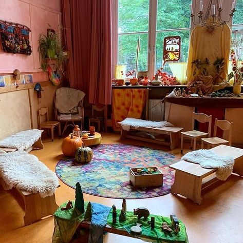 @waldorfeducation on Instagram: “Kindy cosiness 💫  Photo by @miegal, the Netherlands 🇳🇱 #waldorf #waldorfinspired #waldorfschool #steiner #rudolfsteiner #pedagogiawaldorf…” Montessori Living Room, Waldorf Bedroom, Waldorf Playroom, Waldorf Preschool, Waldorf Kindergarten, Waldorf Homeschool, Waldorf School, Home Daycare, Kids Room Inspiration