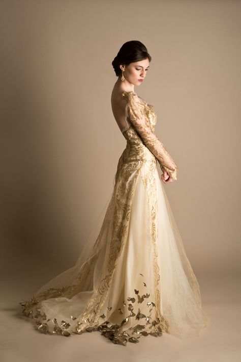 Fairy Tale Gold Leaf Wedding Dress...Wow absolutly gorgeous.Pick 1-3 details & embellishments that fit your style to recreate your special look.Ask your seamstress for suggestions to achieve that ultimate bridal look. Wedding Dress With Gold Accents, Leaf Wedding Dress, White And Gold Gown, Golden Wedding Dress, Rose Gold Wedding Dress, Fantasy Wedding Dress, Golden Queen, Ariel Wedding, Gold Wedding Gowns