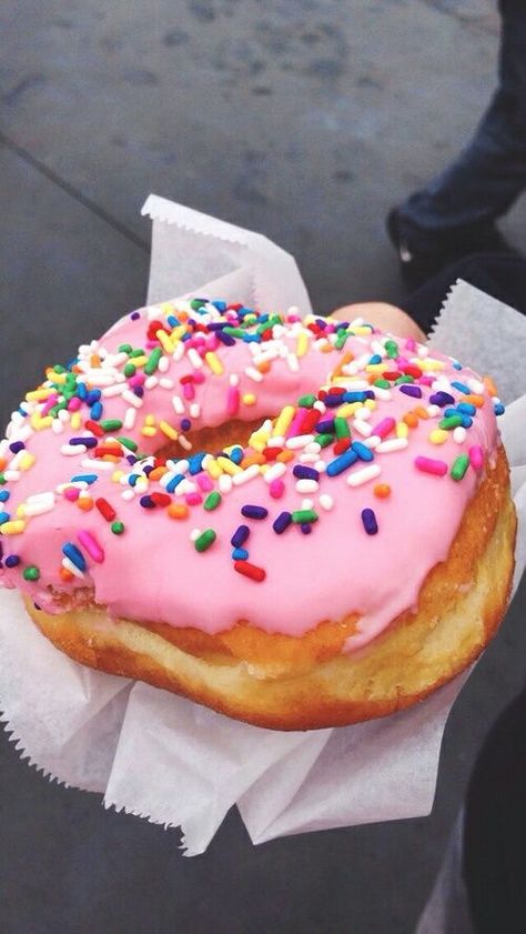 Donut With Sprinkles, Pastel Cupcakes, Breakfast And Brunch, Junk Food Snacks, Board Pin, Delicious Donuts, Thanksgiving Desserts, Food Goals, Trik Fotografi