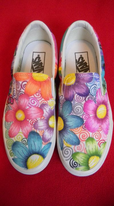 Náuticas pintadas Shoes Walmart, Sharpie Shoes, Sneakers Sketch, Painting Shoes, Painted Shoes Diy, Shoe Makeover, Painted Canvas Shoes, Diy Sneakers, Shoes Quotes