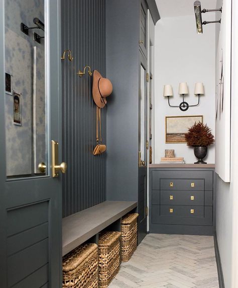 Becki Owens on Instagram: “Prettiest mudroom @whittneyparkinson 🖤🖤 — also our weekend sales are up on beckiowens.com. 📷 @mrssarahshields” Vstupná Hala, English Farmhouse, Mudroom Laundry Room, Mud Room Storage, Mudroom Design, Boot Room, Laundry Mud Room, Mud Room, The Doors