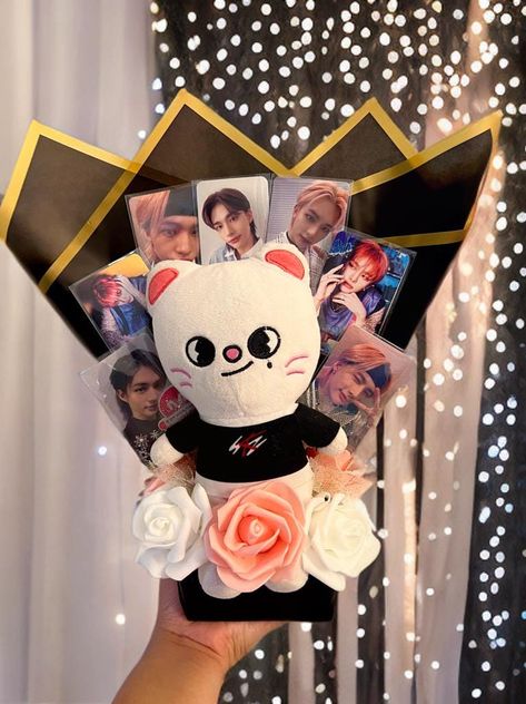 Custom Skzoo Kpop Bouquet with Idol Photocards and Foam Roses. Kpop Birthday Present Ideas, Skzoo Bouquet, Kpop Christmas Gift Ideas, Stray Kids Bouquet, Photo Card Bouquet, Skz Bouquet, Kpop Flower Bouquet, Kpop Present Ideas, Photocard Bouquet