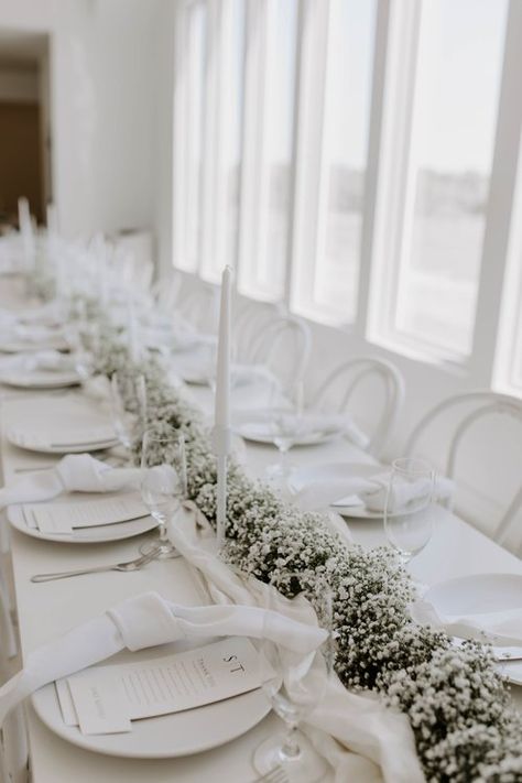 Minimalist White Table Setting, Minimalistic White Wedding Decor, White Table Settings Wedding, Simple White Table Decor, White On White Wedding Table, White Wedding Set Up, Minimalist Wedding Table Florals, All White Minimalist Wedding, All White Table Setting Wedding