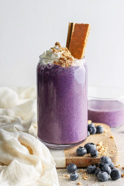 Blueberry Cheesecake Protein Smoothie - Fit Foodie Finds Basic Smoothie, Basic Smoothie Recipe, Chocolate Raspberry Smoothie, Smoothie At Home, Berry Green Smoothie, Unique Smoothies, Strawberry Blueberry Smoothie, Smoothie For Breakfast, Sweet Potato Smoothie