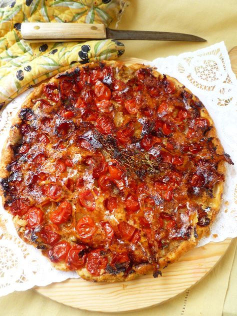 Upside Down Tomato Puff Pastry, Upside Down Tomato Tart, Vegetable Tarts, Tomato Tarte Tatin, Impossible Pies, Filo Dough, Tomato Pie Recipe, Soup Ideas, Tomato Dishes