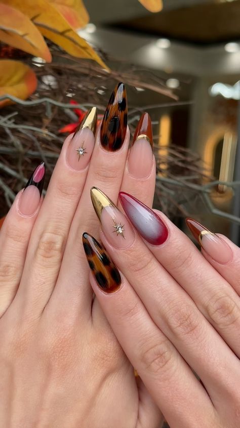 𝗞𝗛𝗟𝗢𝗘 👩🏻‍🎨 | Tortoise shell nails 🍂 This way came out prettier than using blooming gel in my opinion. Would you try this? • #naildesign #nailideas... | Instagram Blue And Tortoise Nails, Green Tortoise Nails, Tortoise And Blue Nails, Tortoise Shell And Red Nails, Fall Nails Tortoise Shell, Tortoise Shell Nail Designs, Tortoise Shell Nails Square, Tortus Shell Nail Designs, Pink Tortoise Shell Nails