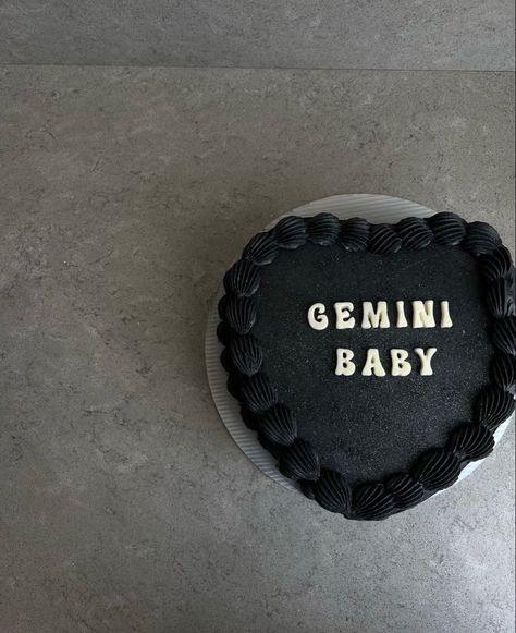 Black Gemini Cake, Gemini Szn Aesthetic, Birthday Photoshoot Ideas Gemini, Gemini Birthday Aesthetic, Gemini Birthday Cake Ideas, Gemini Bday Cake, Gemini Season Aesthetic, Gemini Szn Photoshoot, Heart Cake Gemini