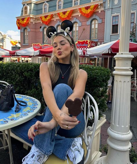 Disneyland Aesthetic Outfit, Disneyland Aesthetic, Disney Poses, Disney Trip Outfits, Disney Outfits Women, Theme Park Outfits, Disney Themed Outfits, Disneyland Photos, Cute Disney Outfits