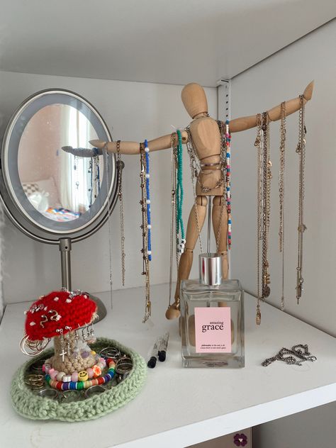 Stand For Jewelry Ideas, Small Room Decor Organization, Jewelry Display Bedroom, College Jewelry Organizer, Ideas For Jewelry Organization, Bedroom Jewelry Display, Accesory Storage Diy, Vintage Room Diy Decor Ideas, Bedroom Jewelry Organization