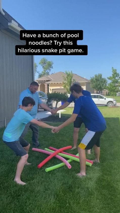 Pool Noodle Games, Things To Do With Friends, Fun Group Games, Youth Games, Youth Group Games, Family Party Games, Fun Sleepover Ideas, Pool Noodle, Family Fun Games