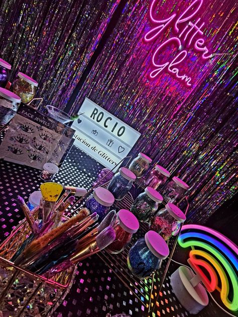 Girls And Glitter Party, Y2k Table Decor, Glitter Bday Party, Gliter Bar Stand, Glitter Bar Party, Karaoke Party Ideas Decoration, Bday Party Theme Ideas, Disco Glam Party Decorations, Glitter Bar Ideas