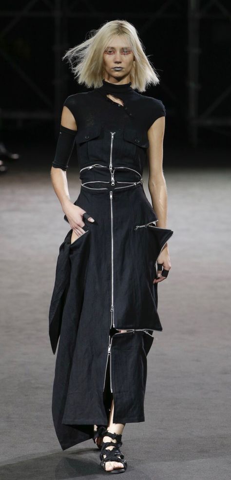 Yohji Yamamoto spring 2019 rtw Spring Japan, Trendy Spring Fashion, Korean Fashion Outfits, Street Swag, Korean Fashion Trends, Black Women Fashion, Mode Inspo, Fashion Spring, Fashion Show Collection