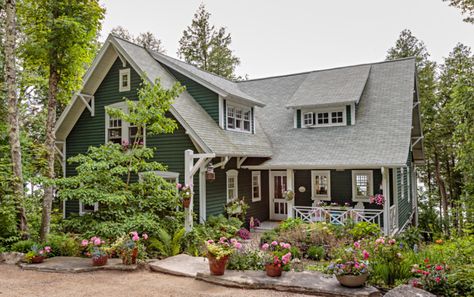 Colorful Beach Bungalow in Door County - Town & Country Living Cottage Style Dining Room, Green House Exterior, Green Siding, Charming Cottage, Beach Bungalow, Cottage Exterior, Cottage Style Decor, Country Retreat, Cottage Style Homes