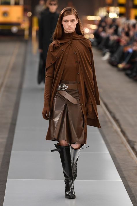 Tod’s Fall 2024 Ready-to-Wear Collection at Milan Fashion Week Aristocrat Fashion, Runway 2024, Leather Aesthetic, Fw 2024, Thanksgiving Fashion, Fall Chic, Fall Winter Trends, What To Wear Today, Show Collection