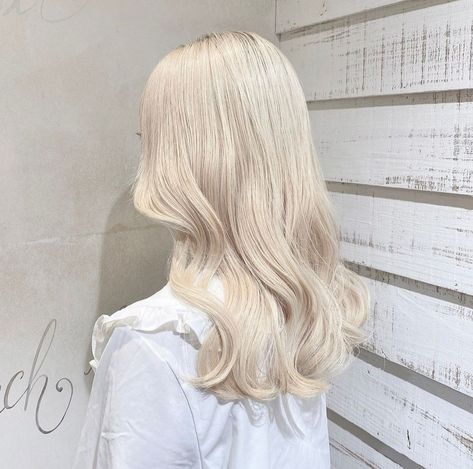 White Milk Tea Hair, White Gold Hair, Beige Hair Color, Japanese Short Hair, Perfect Blonde Hair, Beige Hair, White Hair Color, Gorgeous Hair Color, Blonde Hair With Highlights