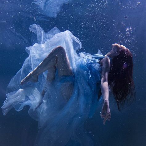 Underwater Photoshoot Aesthetic, Person Under Water Photography, Underwater Digital Painting, Person Floating Underwater, Underwater Model Photography, Under Water Pose Reference Drawing, Under The Water Aesthetic, Under Water Photoshoot Ideas, Floating In Water Pose