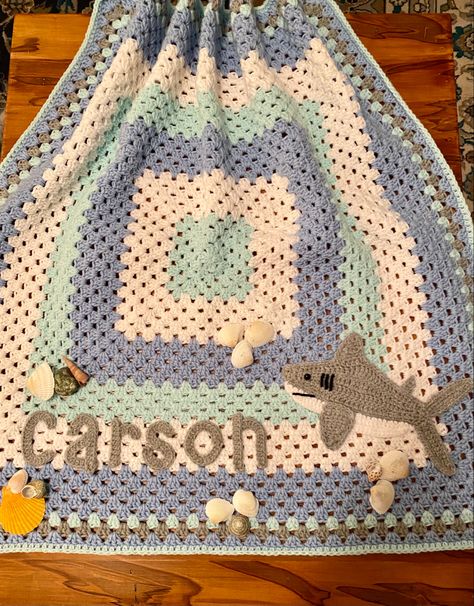 Crochet grannh square shark blanket #babyblanket #shark Crochet Names, Crochet Shark Blanket, Crochet Ocean, Baby Haken, Shark Blanket, Charlotte Baby, Crochet Shark, Blankets Crochet, Cute Shark