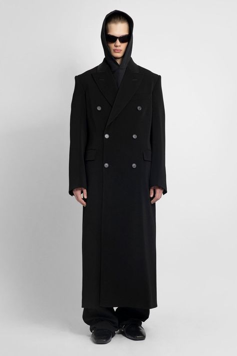 Balenciaga Outfit, Mens Designer Coats, Black Coats, Balenciaga Men, Designer Coats, Man Black, Street Snap, Mens Outfit Inspiration, Coat Design