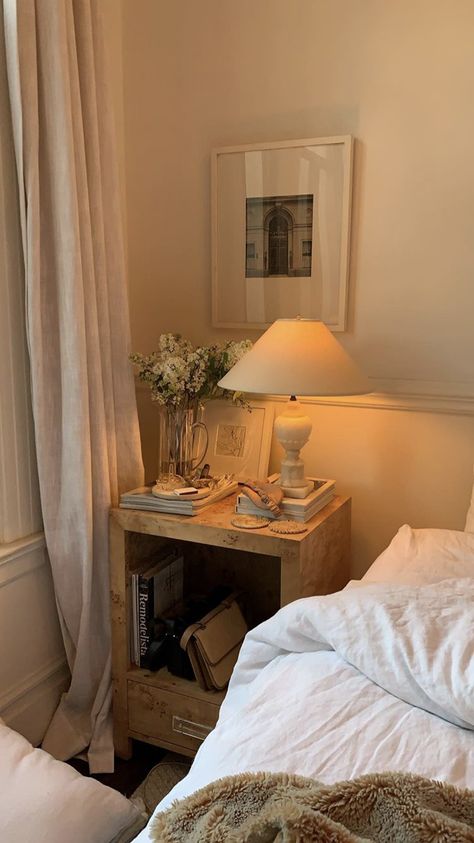 20s Apartment Bedroom, Bedroom Ideas Brown And White, Woman Room Ideas Bedrooms, Apartment Bedroom Simple, Apartment Friendly Decorating, Classical Apartment, Nyc Apartment Bedroom, European Wall Art, Nyc Rooms