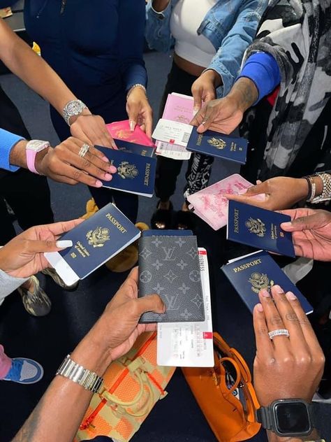 United States Passport, Friend Group Pictures, Vision Board Pics, Passport Pictures, Airport Pictures, Airport Aesthetic, Passport Photo, Airport Travel, Vision Board Manifestation