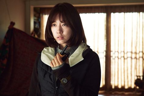 Park Shin-Hye played another strong female character in the zombie thriller movie #Alive with Yoo Ah-In Yoon Shi Yoon, Zombie Movie, Train To Busan, Gu Family Books, Big Bang Top, Yoo Ah In, G-dragon, Movies To Watch Online, Romantic Comedies