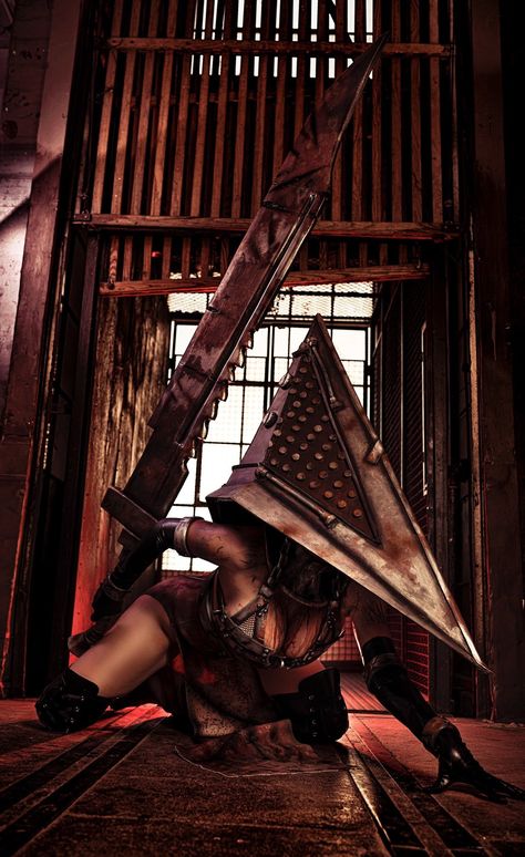 Pyramid Head Female, Pyramid Head Costume, Pyramid Head Cosplay, Hill Photoshoot, Silent Hill Pyramid Head, Head Photoshoot, Pyramid Head, Female Demons, Silent Hill 2