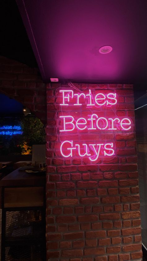 Restaurant Pics Aesthetic, Restraunt Pics, Restraunt Aesthetic, 2d Restaurant, Fries Aesthetic, Georgia Wallpaper, Aesthetic Restaurant, Fries Before Guys, Cafe Aesthetic