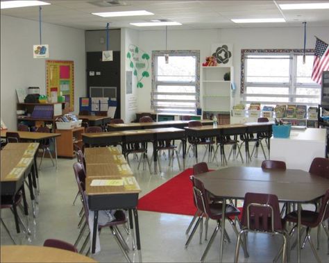 Stadium seating (angled rows). More seating arrangement ideas on this post! Find the one that will work best for your students. Classroom Desk Arrangement, Classroom Seating Arrangements, Seating Chart Classroom, Kindergarten Classroom Setup, Desk Arrangements, Classroom Decor Middle, Classroom Arrangement, Classroom Desk, Classroom Tour