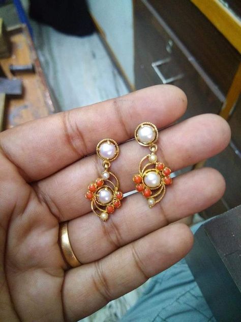 Daily Use Earrings, Gold Earrings For Kids, Small Earrings Gold, Gold Earrings Indian, Simple Gold Earrings, Gold Jhumka Earrings, Antique Necklaces Design, Gold Earrings Models, Pearl Jewelry Design