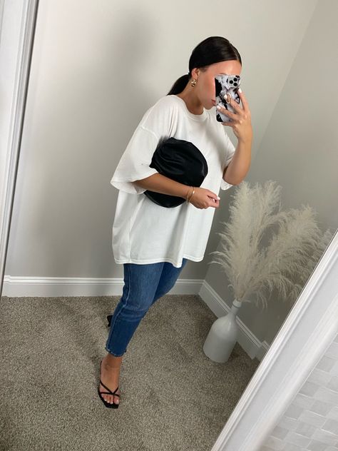 Dark Blue Mom Jeans, Oversized Tshirt Outfit, Jeans And T Shirt Outfit, Oversize Tshirt Outfits, Oversize Outfit, Outing Outfit, Blue Mom Jeans, Tshirt Outfit, Pregnancy Outfits