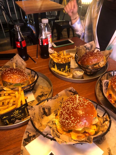 Burgers Aesthetic, Burger Aesthetic, Fast Food Restaurant Design, Foreign Food, Dinner Restaurants, Burger Restaurant, Sleepover Food, Healthy Food Motivation, Nyc Food