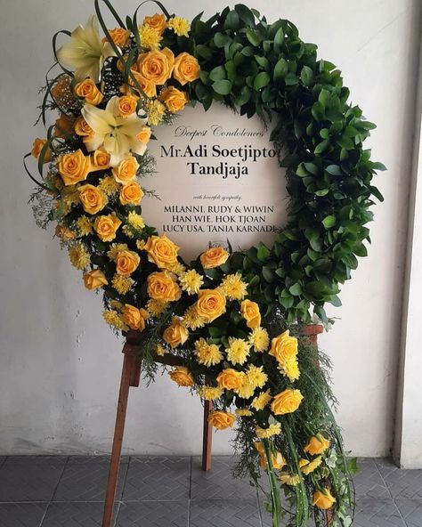 Luxury Flower Arrangement, Creative Wreaths, Cemetery Decorations, Grave Decorations, Memorial Flowers, Cemetery Flowers, Sympathy Flowers, Deco Floral, Flower Backdrop