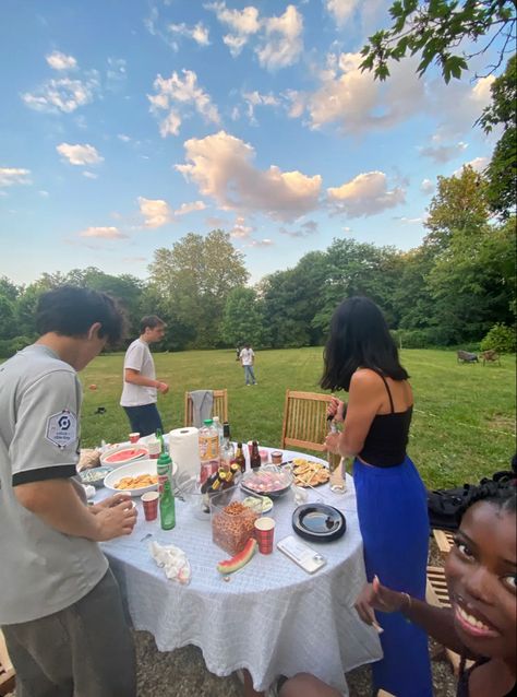 #dinner #dinnerideas #friends #bluesky #park #barbecue #aesthetic Barbecue Aesthetic, Bbq Aesthetic, Event Activities, Bbq Party, Summer Bbq, Windy City, Friendship Goals, Pretty Food, Photo Inspo