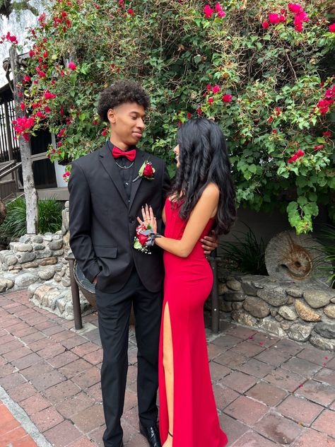 Matching Formal Outfits For Couples Red, Suits To Go With Red Prom Dress, Prom Dress For Guys, Red Formal Couple Outfit, Red Prom Dress Couple Outfit, Red Prom With Date, Prom For Guys Outfits, Match Prom Outfits, Red Prom Dresses Couple