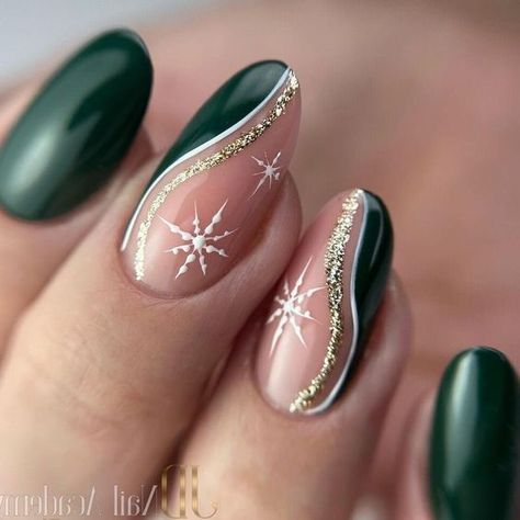 17 Stylish Christmas Nail Color Ideas for 2023 - thepinkgoose.com Christmas Nail Colors, Nail Art Noel, Emerald Nails, Green Nail Designs, Christmas Gel Nails, Holiday Nail, Xmas Nails, Green Nails, Holiday Nails