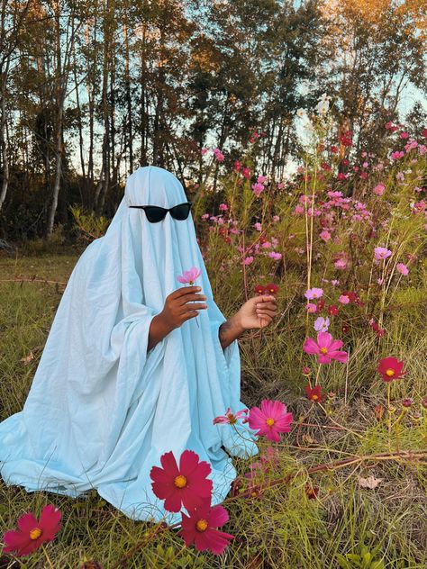 Bedsheet Ghost Photoshoot in a wildflower field Ghost Holding Flowers, Bedsheet Ghost, Blanket Ghost, Ghost Photo, Ghost Photoshoot, Wildflower Field, Ghost Photos, Anatomy Poses, Halloween Vibes