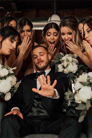 29 Hilarious Wedding Photo Ideas You Can't Miss – Amazepaperie Wedding Entourage Photoshoot, Groomsman Wedding Photos, Bridesmaid Poses Photo Ideas, Funny Wedding Party Photos, Wedding Fotoshooting Ideas, Wedding Photos Poses Bridal Party, Wedding Pics Aesthetic, Wedding Day Picture Ideas, Wedding Photo Ideas Funny