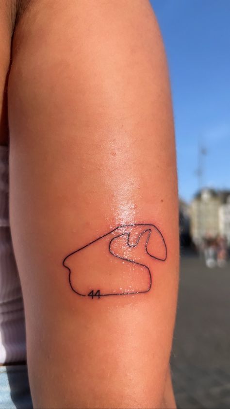 Formula 1 Tatoos Ideas, Indycar Tattoo, F1 Track Tattoo, Lewis Hamilton Inspired Tattoo, Small Formula 1 Tattoo, Minimalist F1 Tattoo, Tattoo Ideas Gaming, Tattoo Ideas Formula 1, F1 Minimalist Tattoo