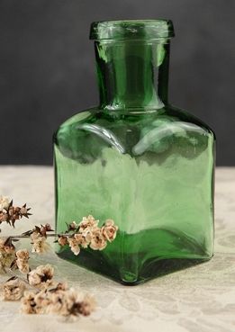 Instead of doing one vase, use 3 Green Tinted Glass Bottles with mixed flowers (cream/blush) Flowers And Candles, Vases For Flowers, Small Glass Jars, Green Glass Bottles, Green Glassware, Spice Bottles, Tinted Glass, Glass Jars With Lids, Pretty Pins