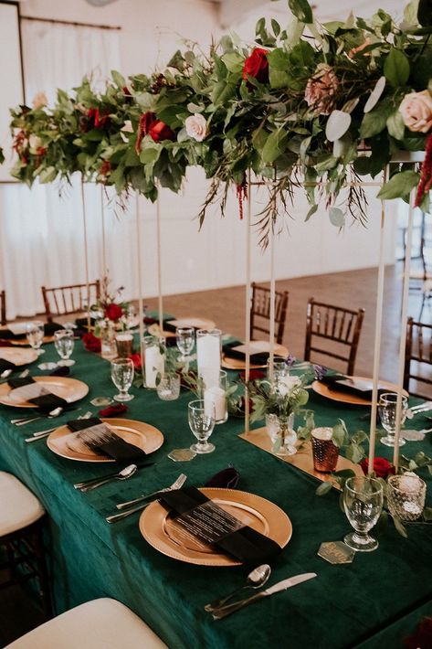 Green Wedding Tablecloth, Red Wedding Colors, January Wedding Colors, Wedding Cake Emerald Green, Green And Burgundy Wedding, Green Wedding Band, White Flower Centerpieces, Emerald Wedding Colors, Dark Red Wedding