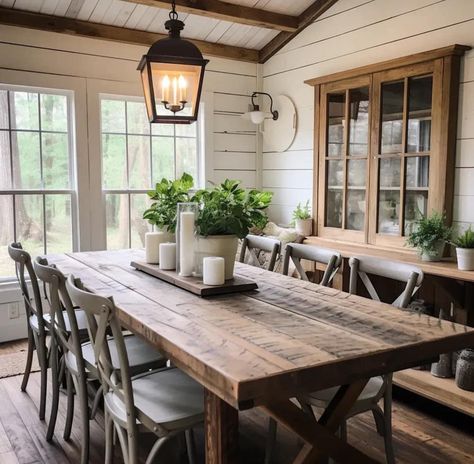 Farm Style Dinner Table, Rustic Home Dining Room, Barndo Interior, 2025 Kitchen, Western Dining Room, Cabin Dining Room, Farmhouse Dining Rooms, Rustic Farmhouse Dining Room, Kitchen Light Fixtures