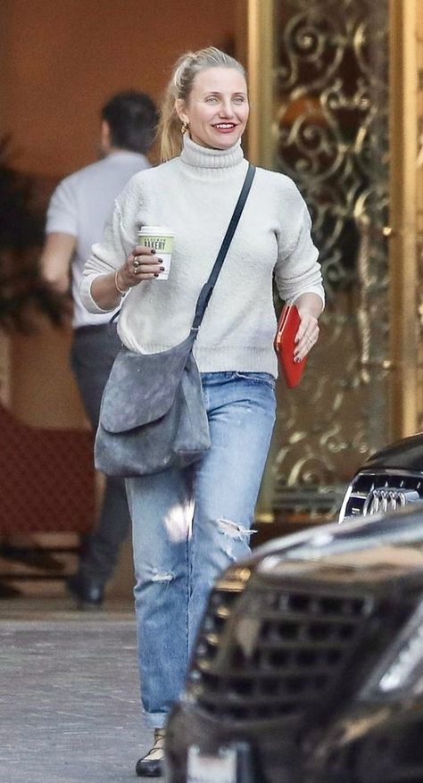 Cameron Diaz Street Style Cameron Diaz Outfits, Cameron Diaz Street Style, Cameron Diaz Hair, Cameron Diaz Style, Bad Teacher, Cream Turtleneck, White Turtleneck Sweater, Jeans Outfit Fall, Female Inspiration