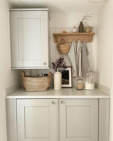 Utility Room Inspiration, Rachel Cole, Small Utility Room, Utility Room Designs, Open Plan Kitchen Diner, Small Cottage Kitchen, Mudroom Decor, Laundry Room Inspiration, Small Laundry Rooms